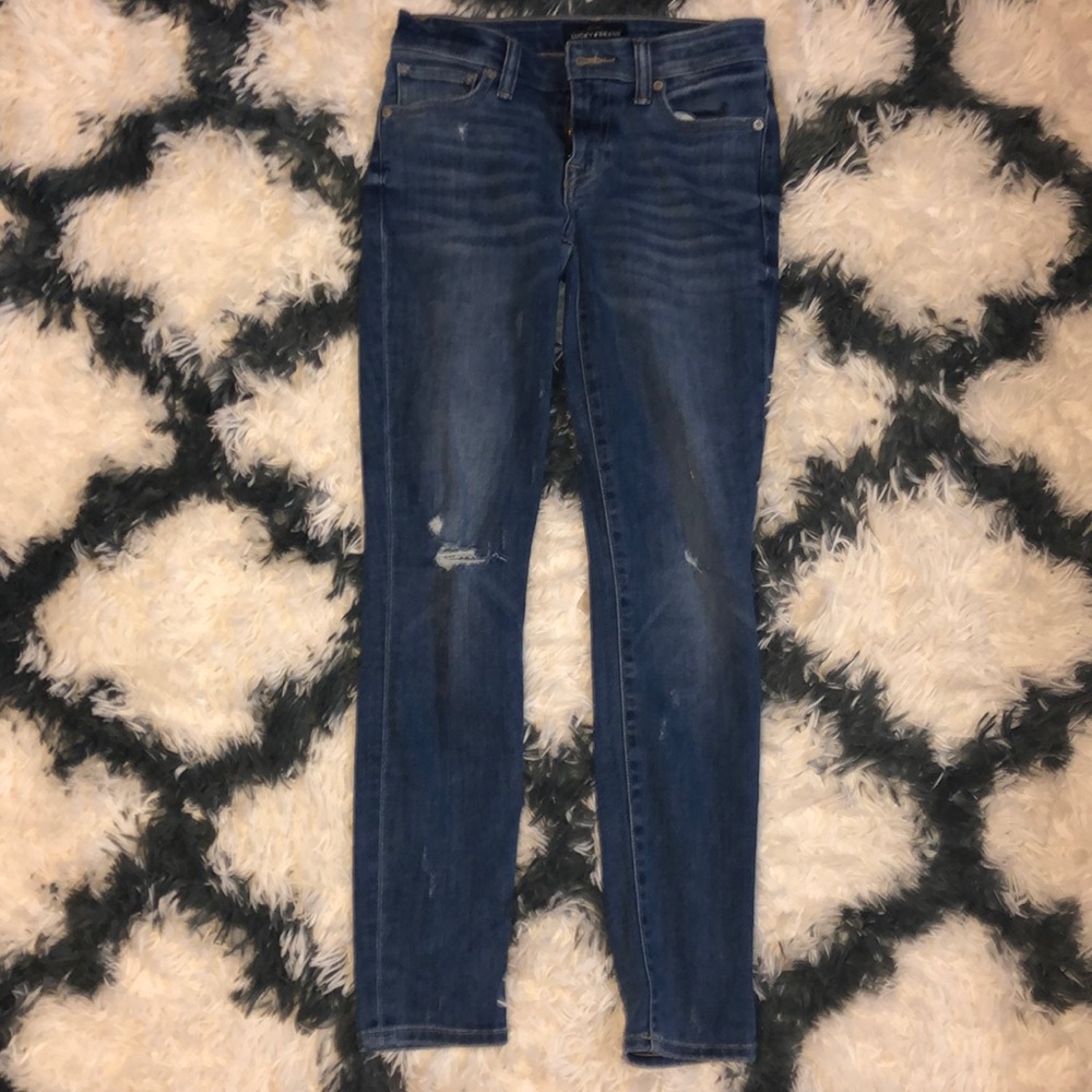 Never worn Lucky Brand skinny jeans.